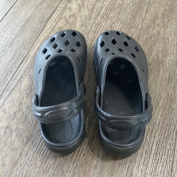 NEW! NOTHINZ SHOES JUNIORS/BIG KID CLOGS | black | Size J6 L8 unisex - Picture 5 of 12